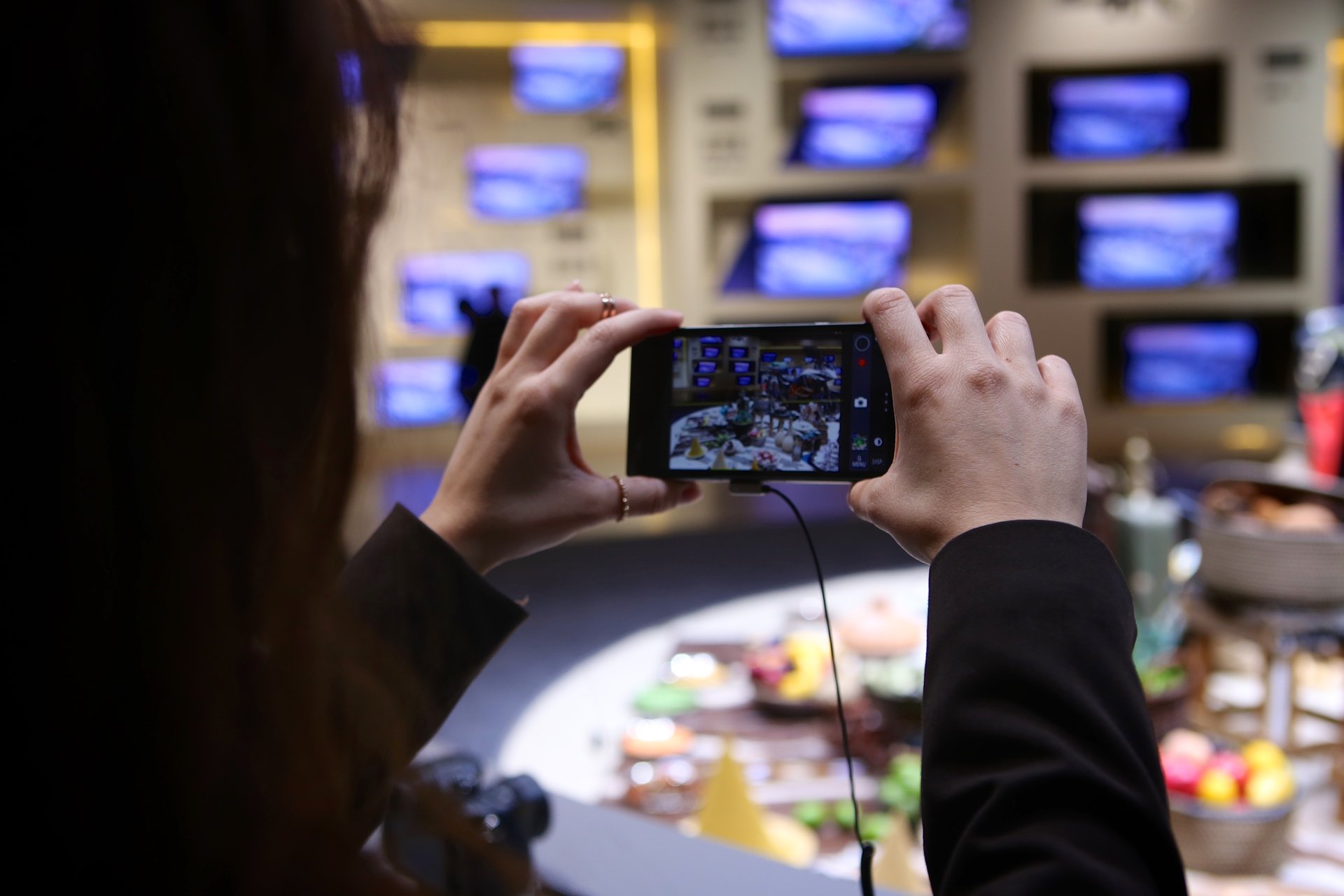 … leider wird das Gerät in der Schweiz nicht eingeführt, da sich laut Panasonic die Mobilfunkanbieter zu wenig für das Gerät interessieren. Ein Jammer, denn das Gerät hat echt Potential. Das erste Mal, dass ein Handy nicht mit einer Kamera ausgestattet worden ist, sondern eine Kamera mit einem Handy.